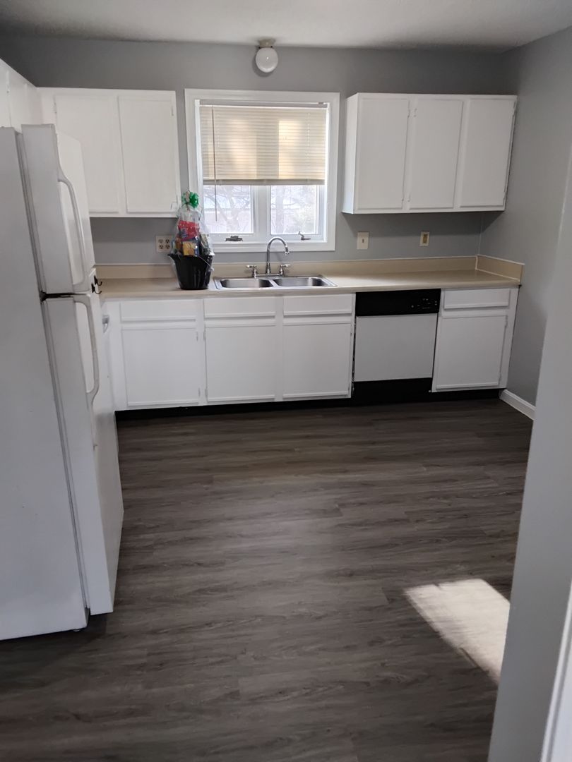 Holyoke Apartment: 18 Quirk Avenue