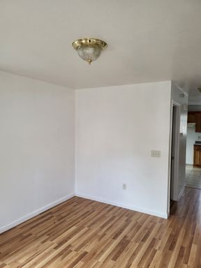 3 bedroom Duplex -freshly painted – photo 1