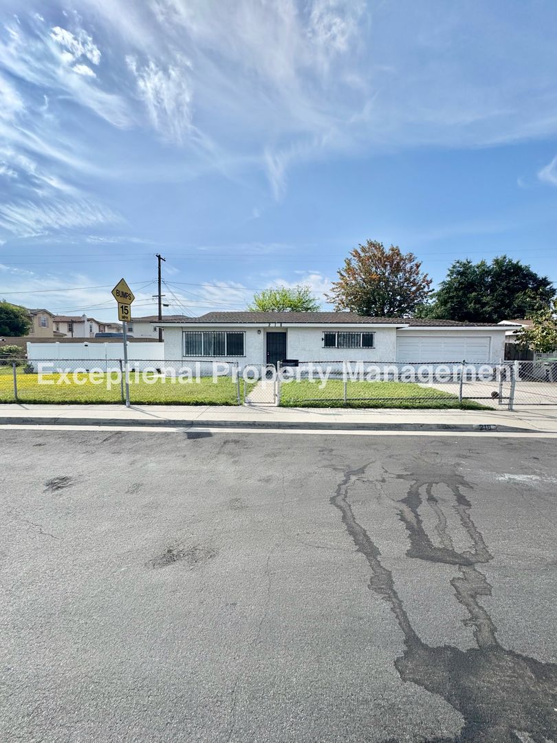 Carson Apartment: 218 E 219th St.