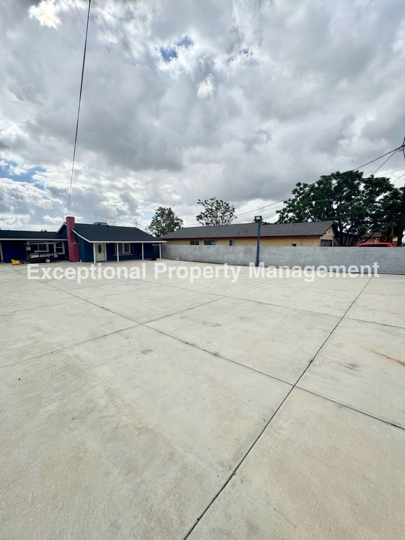 Fontana Apartment: 8047 Laurel Ave.