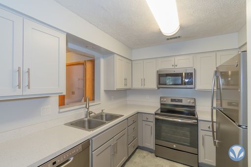 Americana Patio - Spacious ground floor 2 bed/2bath with washer & dryer included! – photo 1