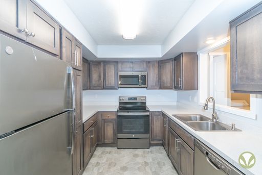 Vienna - Remodeled 2 bed/2 bath apartment with espresso cabinets & silver appliances – photo 1
