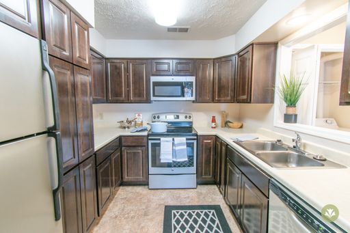 Bostonian - Remodeled 2 bed/2 bath apartment with honey oak cabinets & silver mist appliances – photo 1