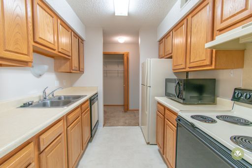 Aspen II - Garden level 1 bed apartment with community washers/dryers & storage space! – photo 1