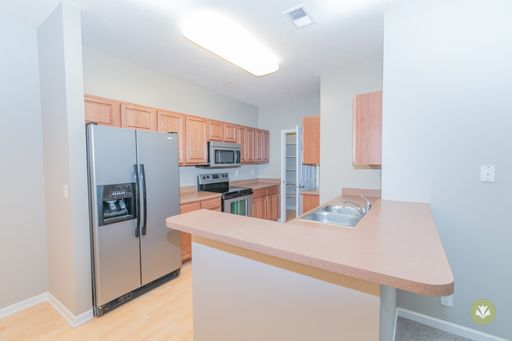 Cosmopolitan - Enormous updated 3 bedroom 2 bathroom apartment with a walk-in pantry! – photo 1