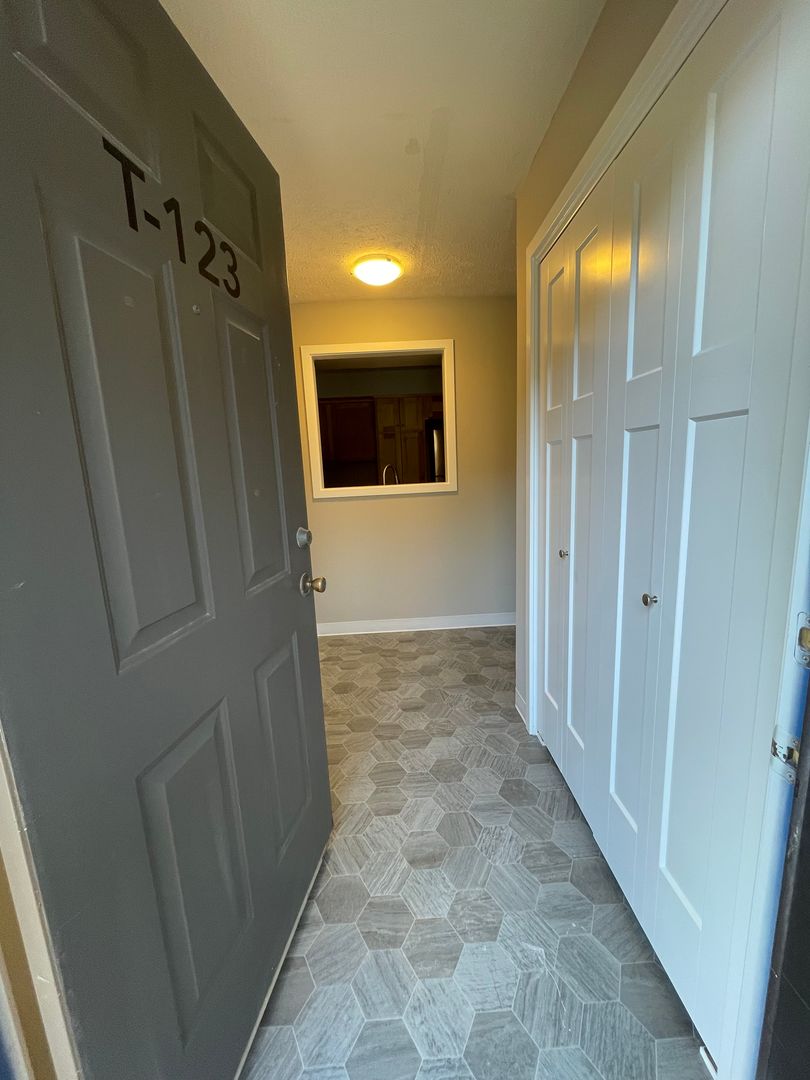 Lincoln Apartment: Chateau Meadows