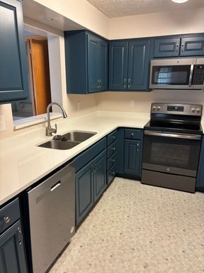 Americana Loft - Spacious 2 bed/2bath apartment with built in loft & washer/dryer included. – photo 1