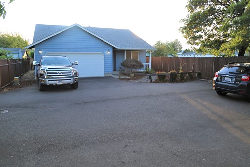 Clean 3 bed 2 bath Large Garage Open Living Area – photo 1