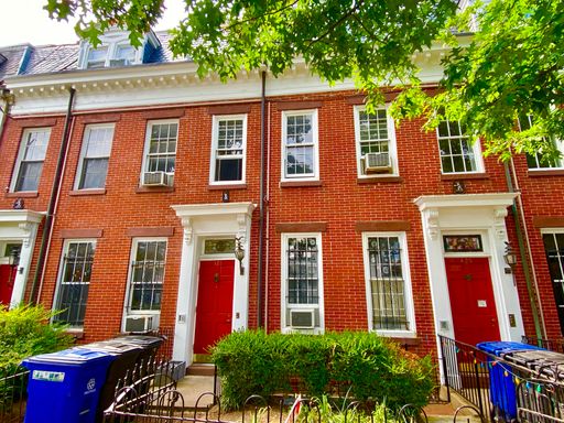 Historic Capitol Hill Row House Apartment 1 Bedroom with Decorative Fireplace – photo 1