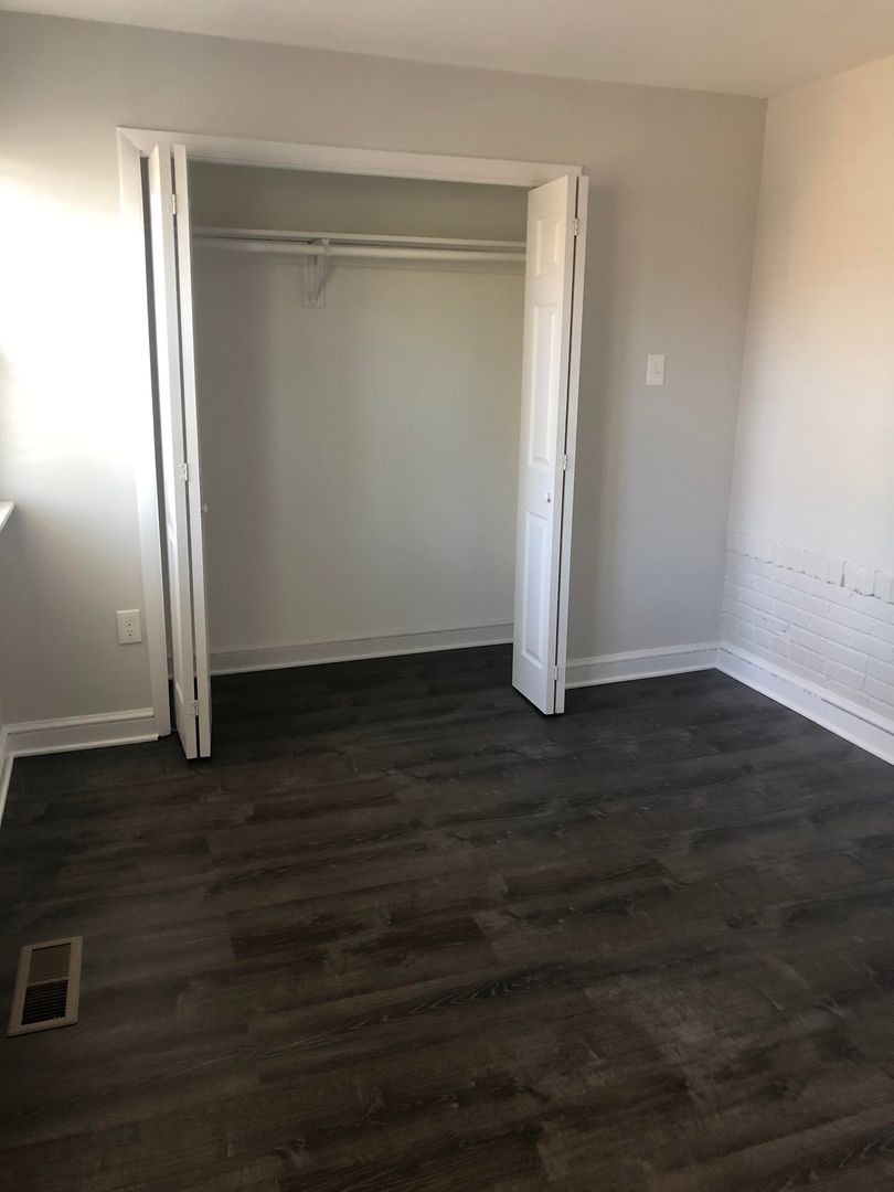 Washington Apartment: 2224 40th Place, NW