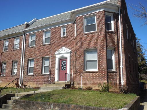 Spacious two bedroom or one bedroom with den, central air, and parking! – photo 1