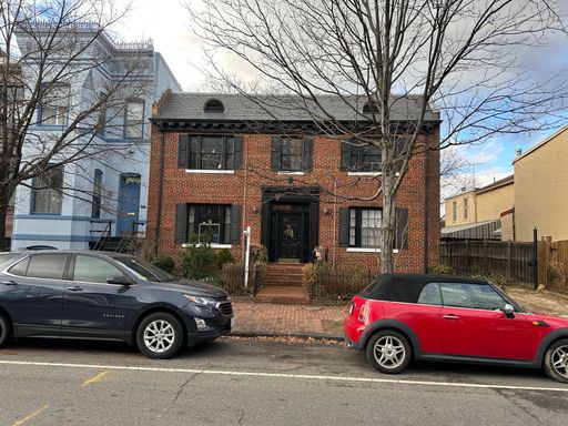 Historic Capitol Hill Large top floor 1 Bedroom Apartment near Capitol building and Eastern Market – photo 1