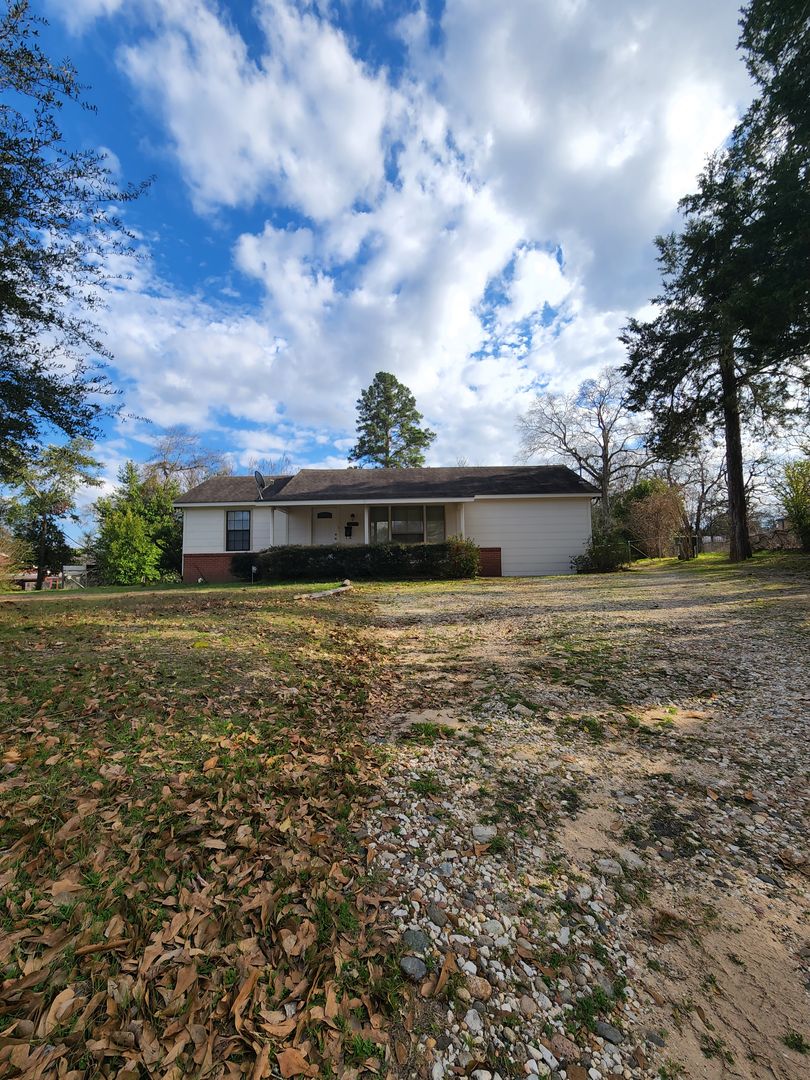 Nacogdoches House: 1827 South Fredonia