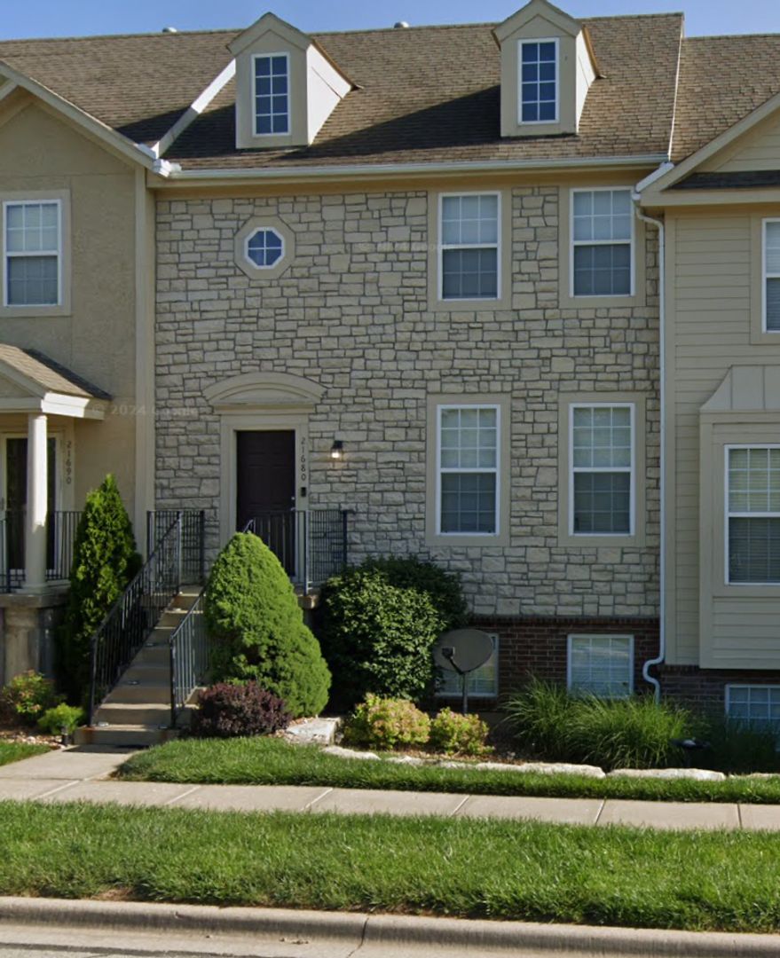 Olathe Apartment: 21680 W 124th