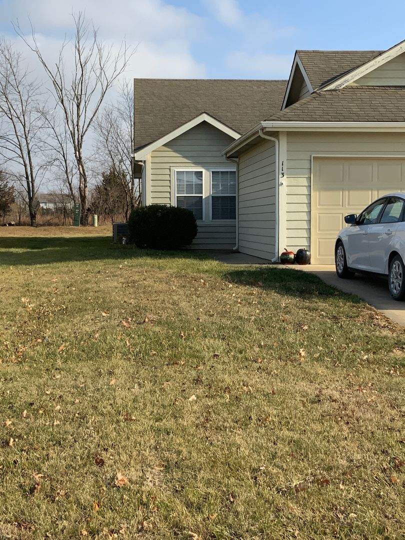 Tonganoxie Apartment: 113 - 115 Bradley Court