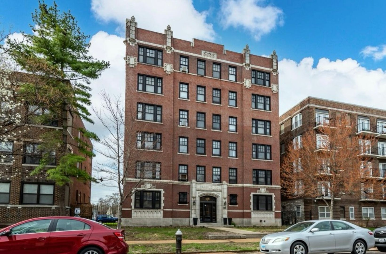 Saint Louis Apartment: 5616 Pershing Ave
