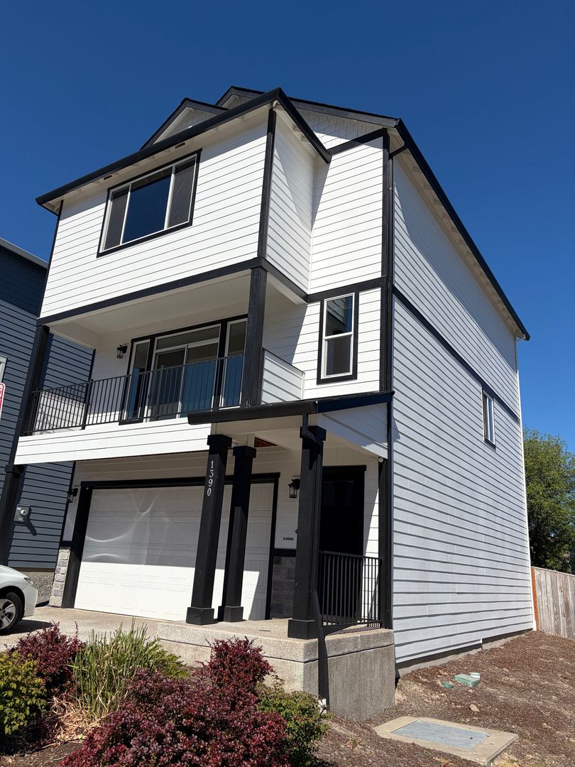 Newberg House: 1390 N Steiwer Lane