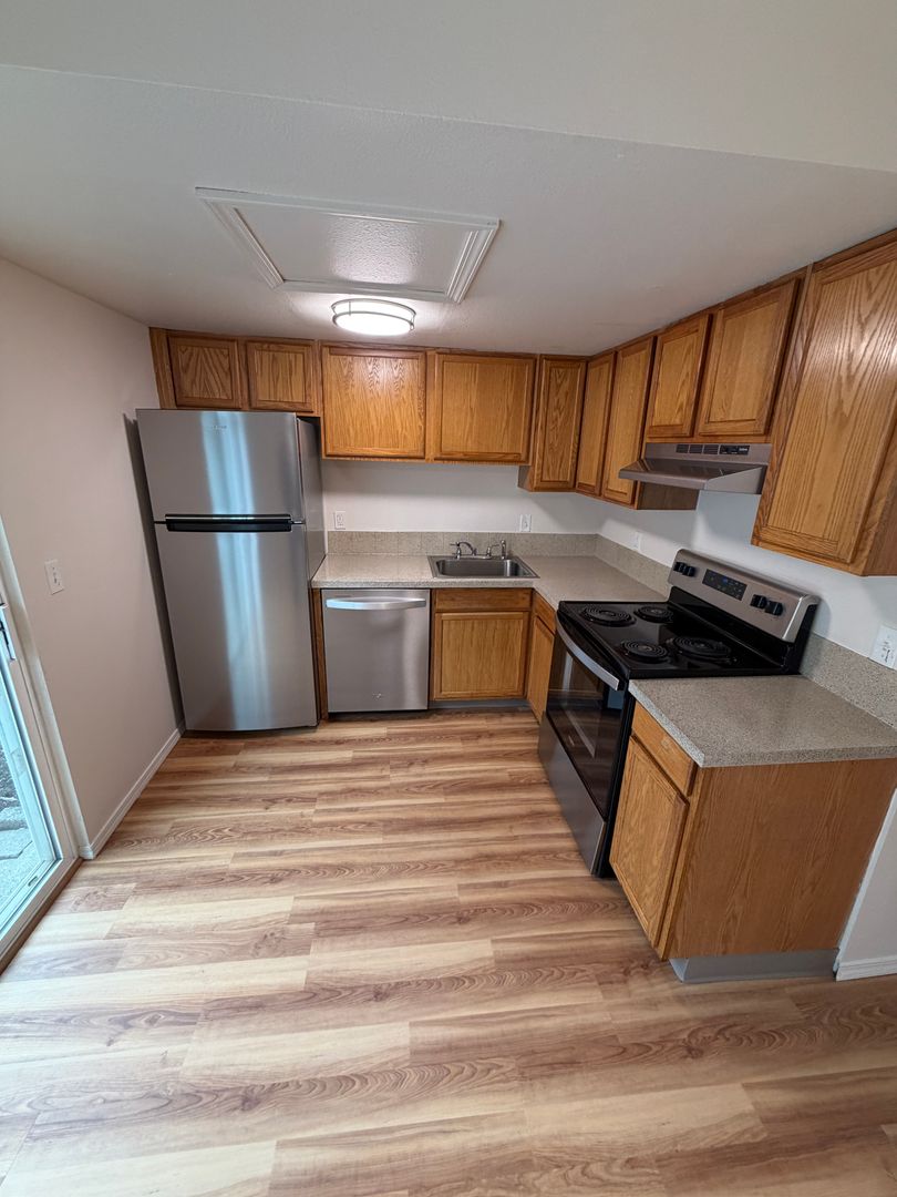 Newberg Apartment: 1558 E. 3rd St.