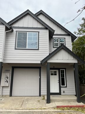 Pet Friendly Newer Townhouse in Newberg Showings Start 8/4/26 – photo 1