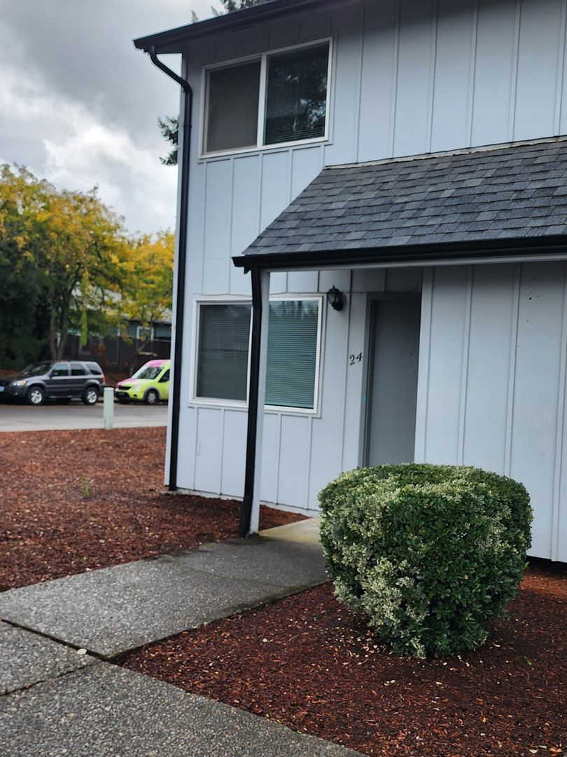 Newberg Apartment: 611 N Sitka Ave