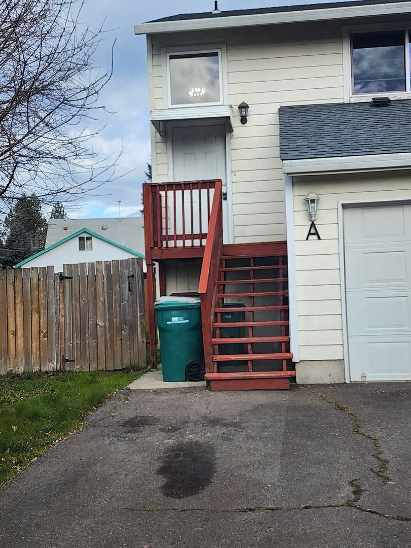 Newberg Apartment: 204 N Harrison St