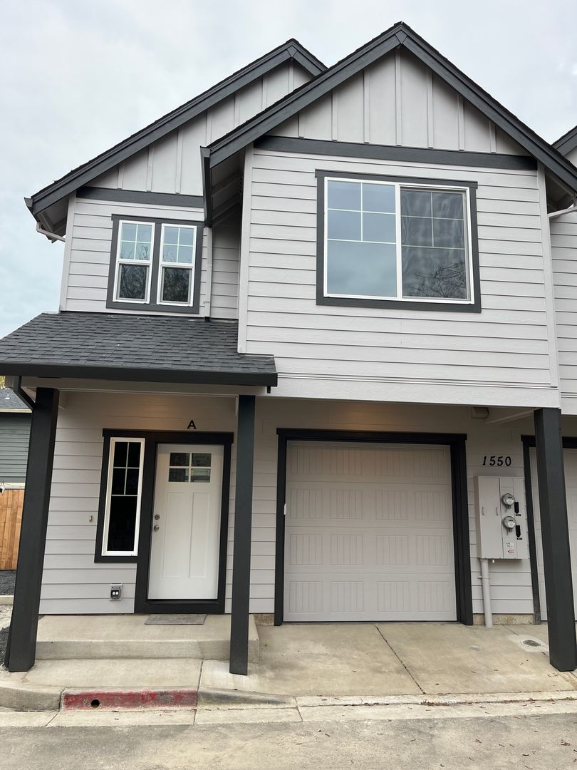 Newberg Apartment: 1550 E. 3rd St.