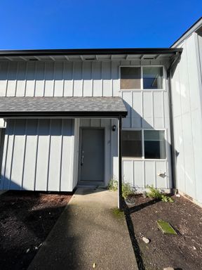 2 Story Townhouse in Newberg Showings Start 6/19