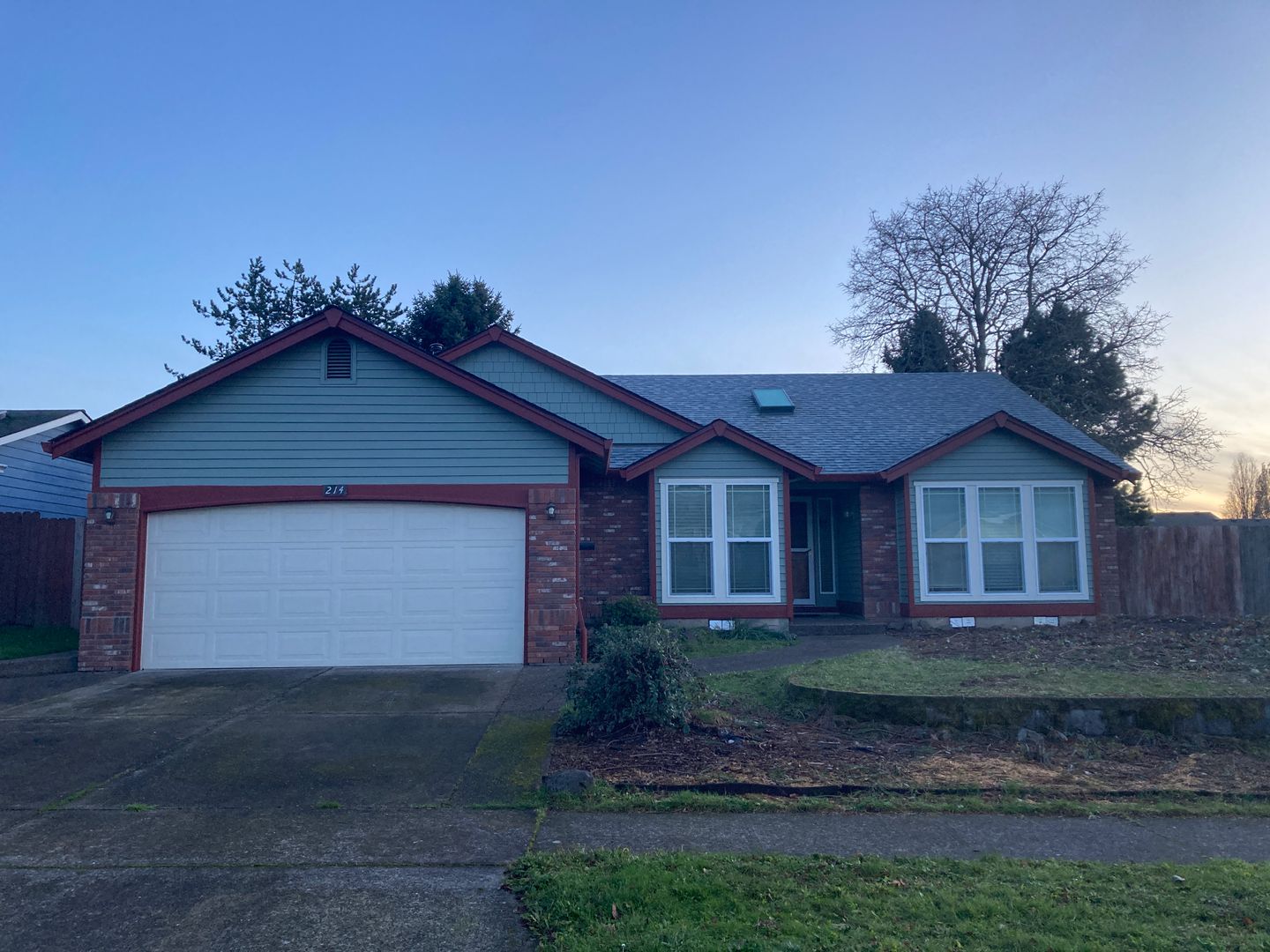 Newberg House: 214 Hillsdale Dr