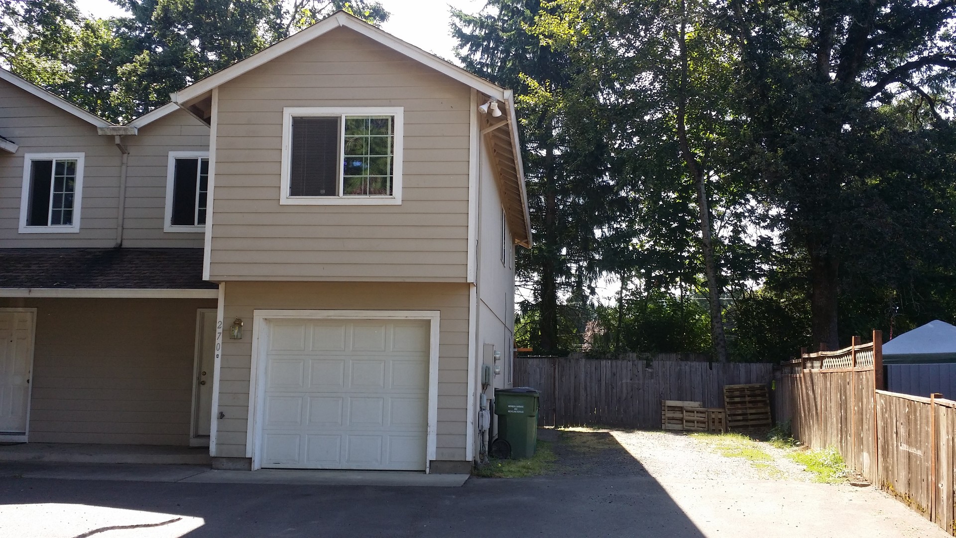 Dundee Apartment: 270 SE Edwards St.