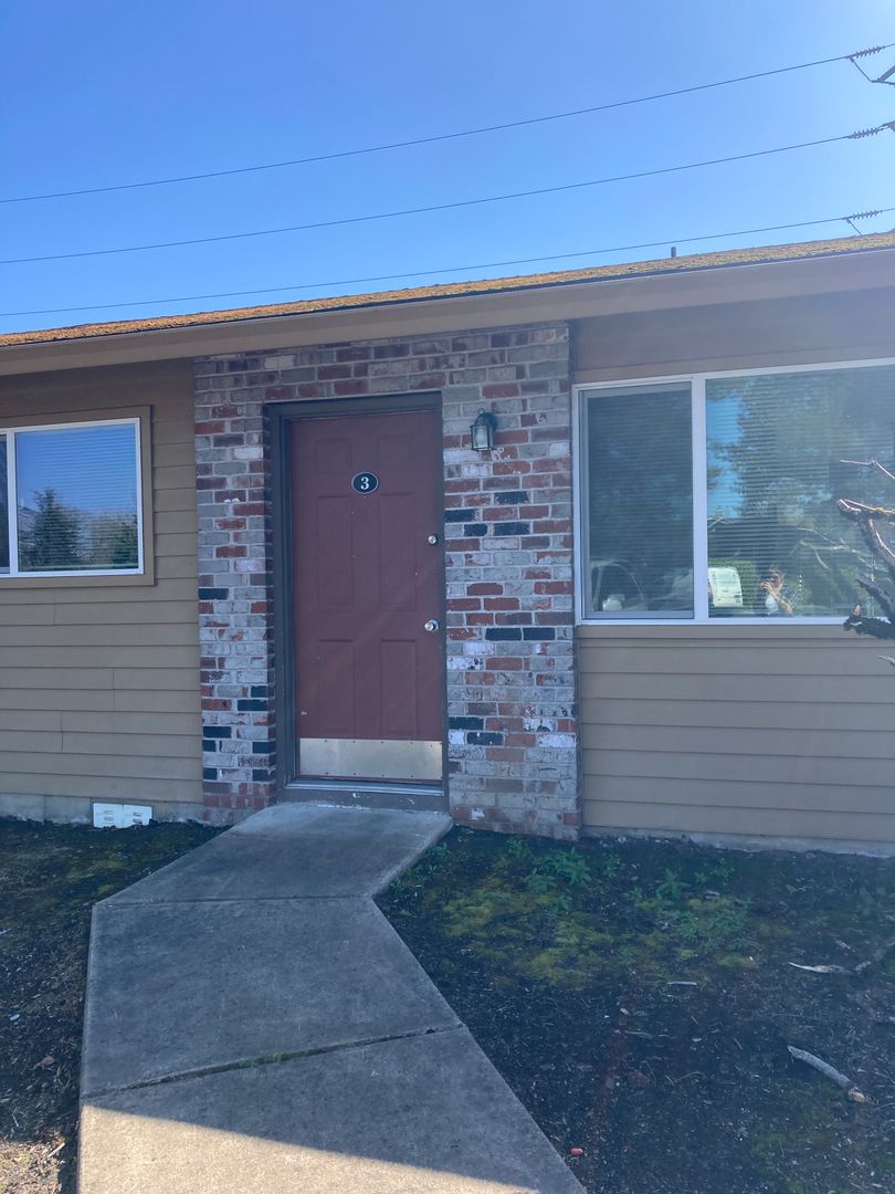 Newberg Apartment: 1005 S. Wynooski St.