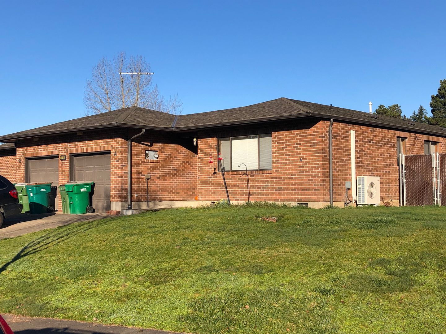 Newberg Apartment: 919A Charles St.