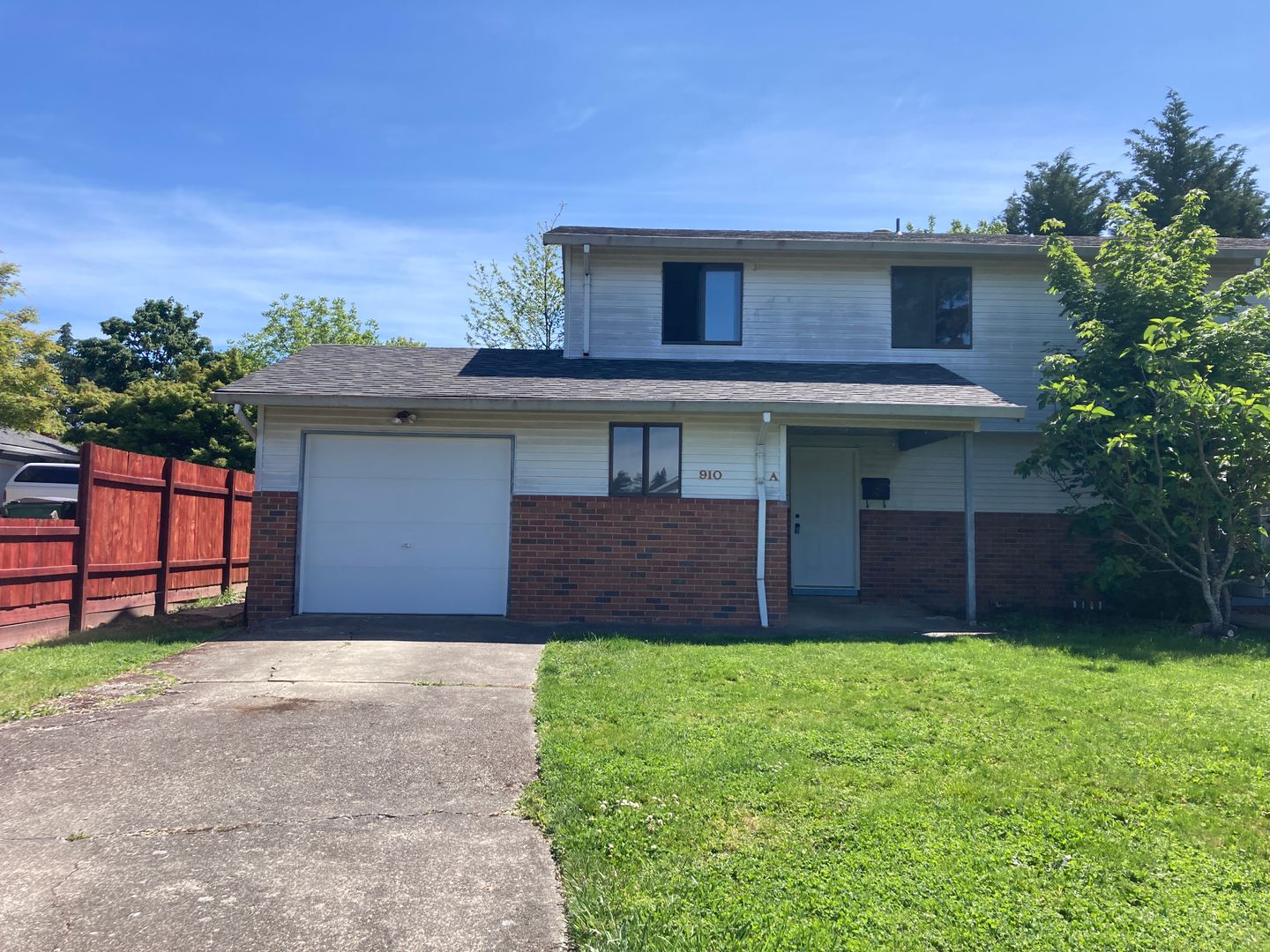 Newberg Apartment: 910 Charles St.