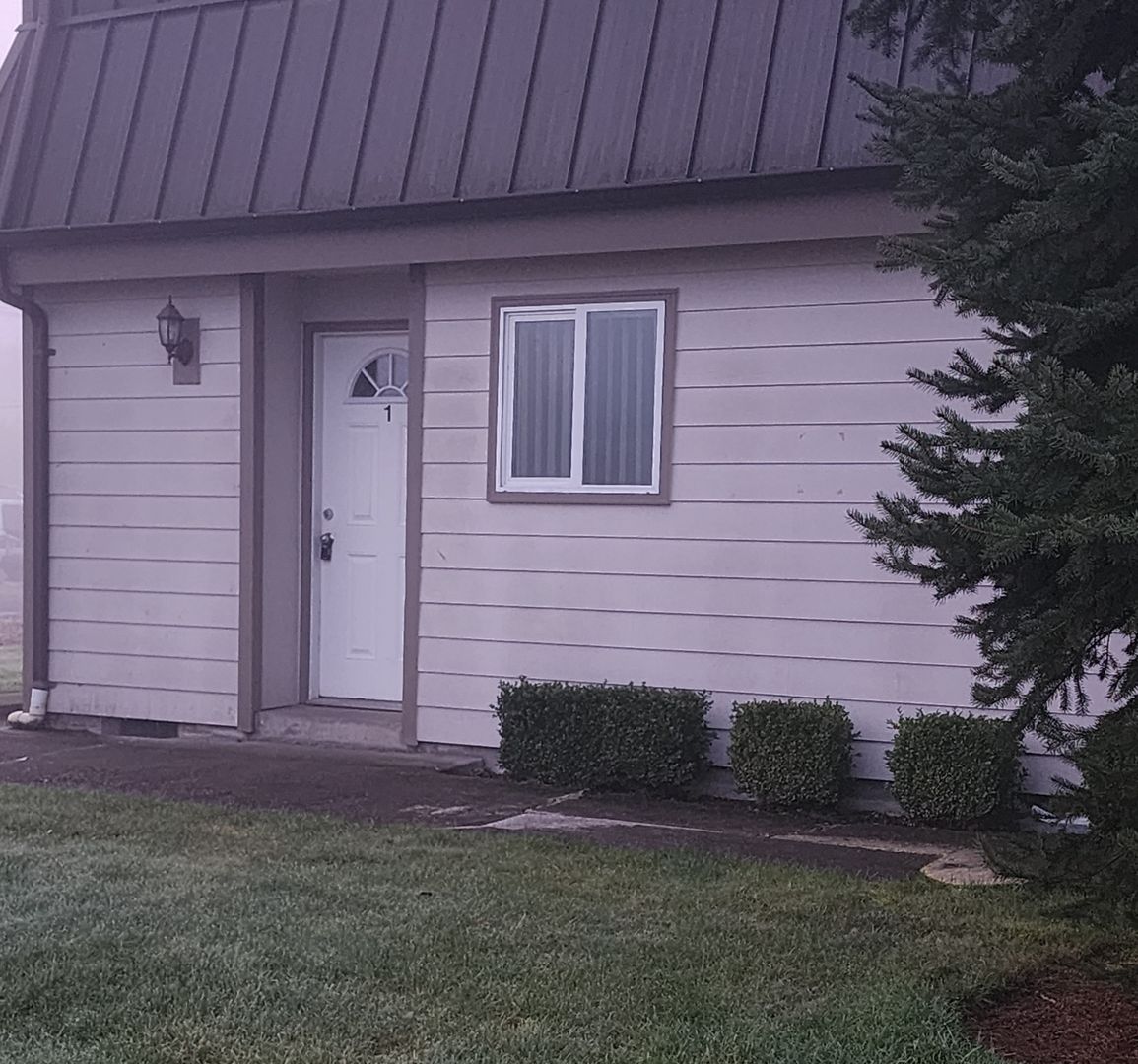 Newberg Apartment: 606 E Ninth St - Apt. 01