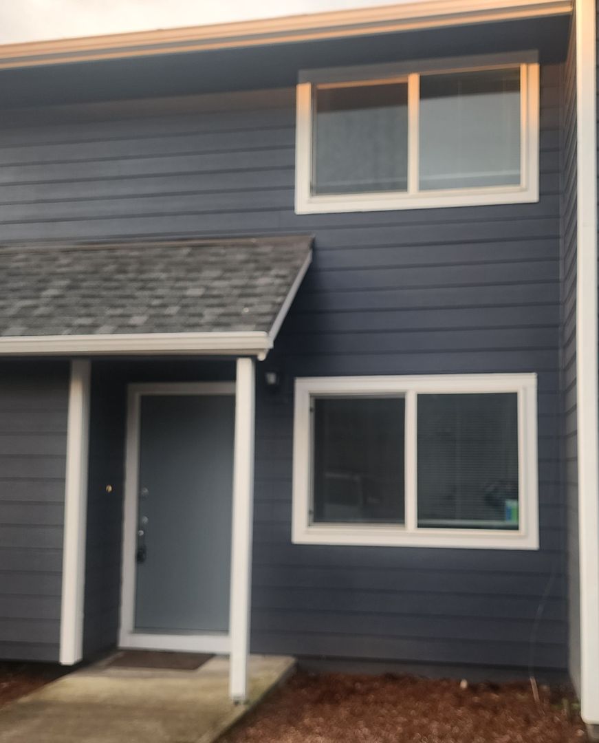 Newberg Apartment: 611 N Sitka Ave