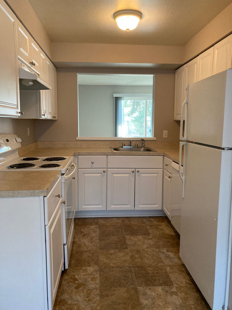Newberg Apartment: 611 N Sitka Ave