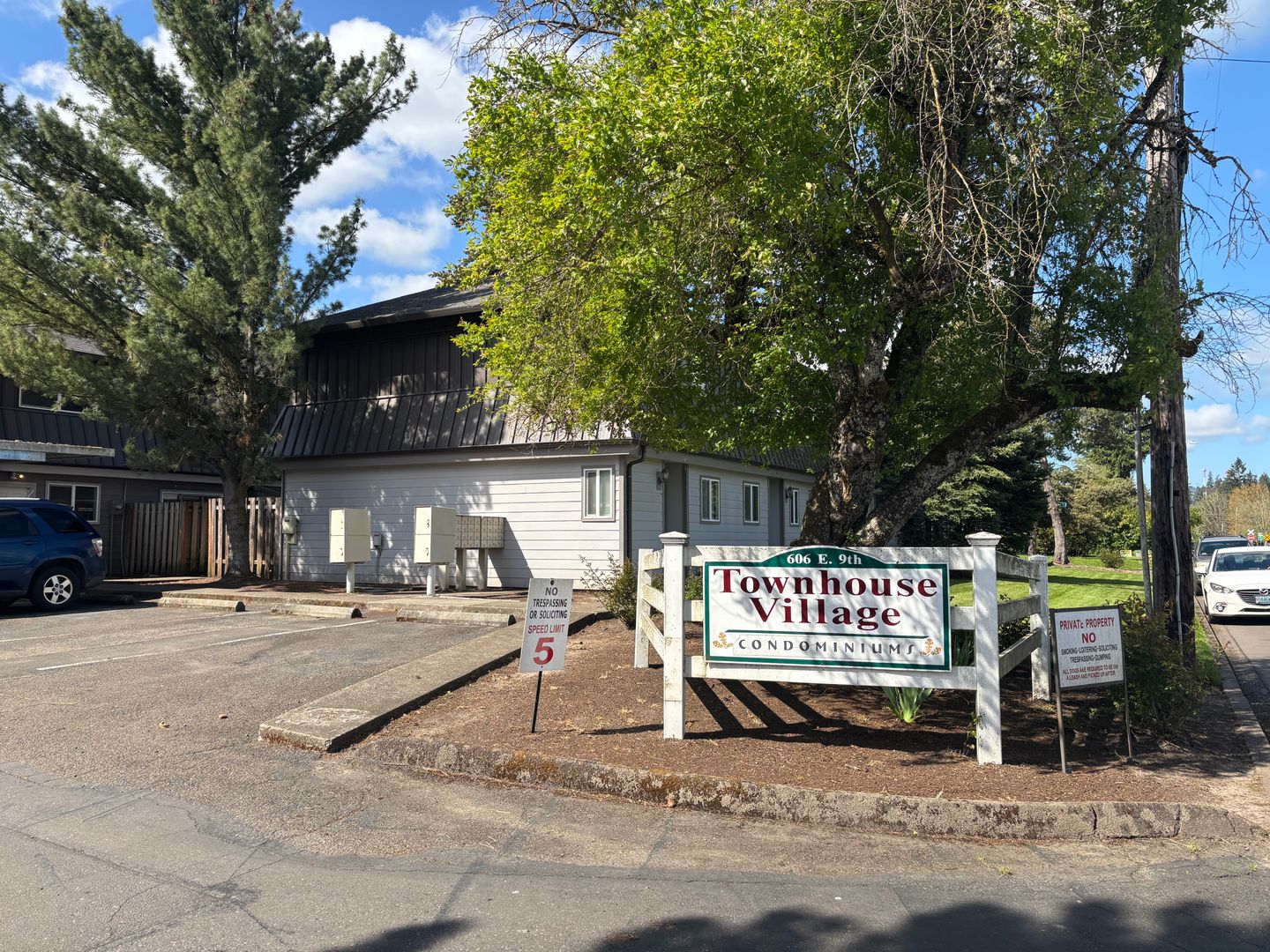 Newberg Apartment: 606 E Ninth St - Apt. 45