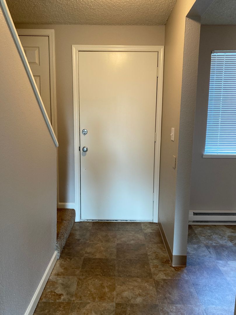 Newberg Apartment: 611 N Sitka Ave