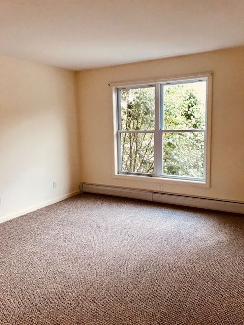 Newmarket Apartment: 2000 Mead Hill