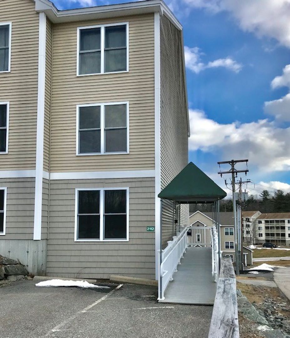 Newmarket Apartment: 2000 Mead Hill