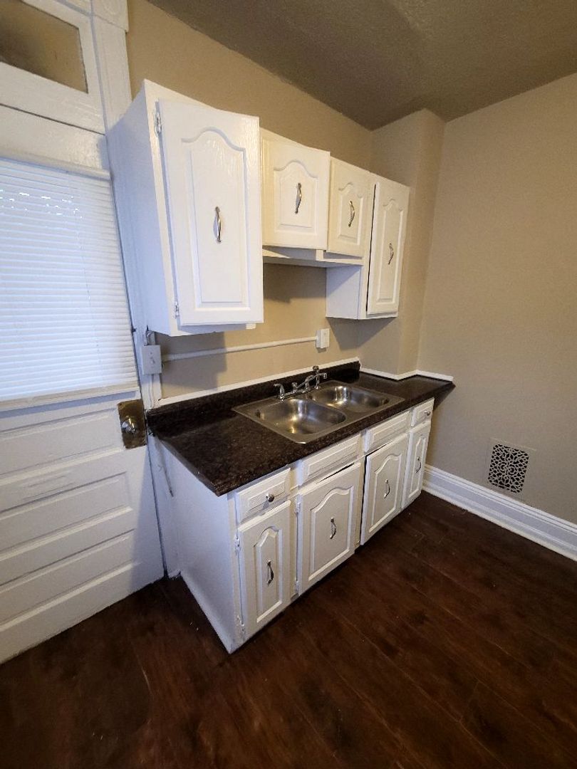 Lancaster Apartment: 660 Columbia Avenue