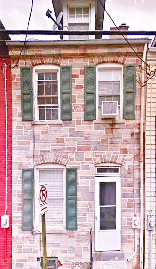 Lancaster House: 339 East Marion Street