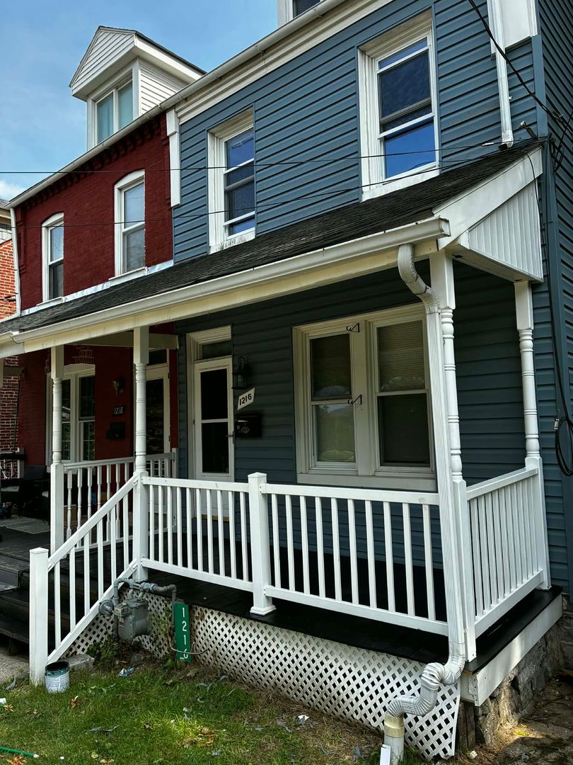 Lancaster House: 1216 Clark Street