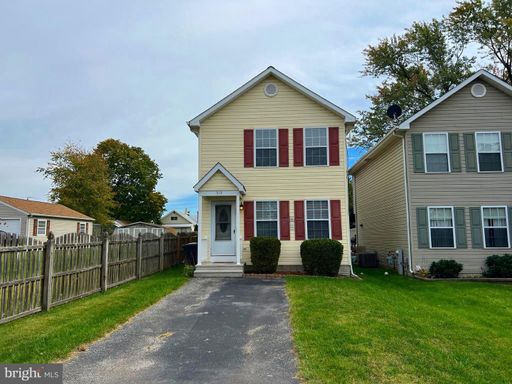 Enjoy easy living in this well kept 3 bedroom, 1.5 bath home.