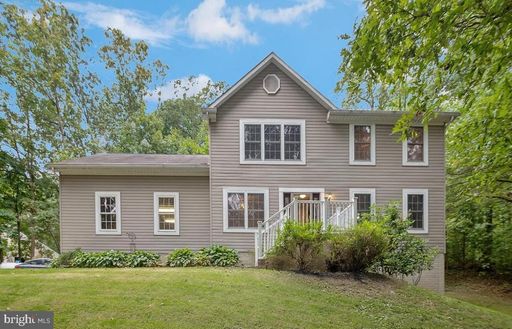 Beautiful 3bd 3.5bth Colonial home!