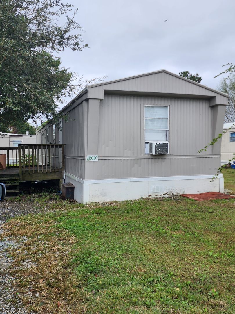 Holly Ridge Apartment: 200 Camp Davis Dr.