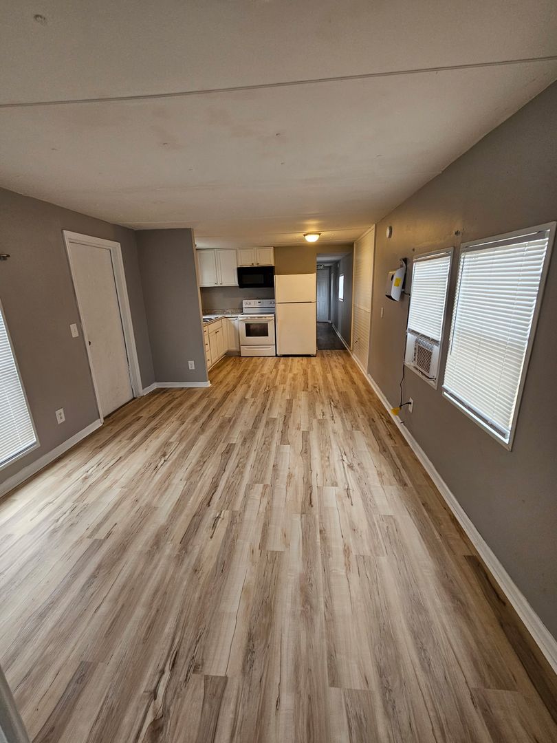 Holly Ridge Apartment: 121 Holly St.