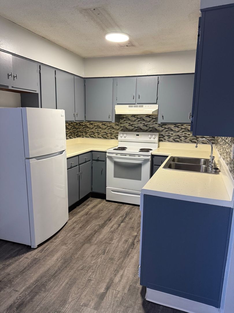 Columbia Apartment: 601 Riverhill Circle