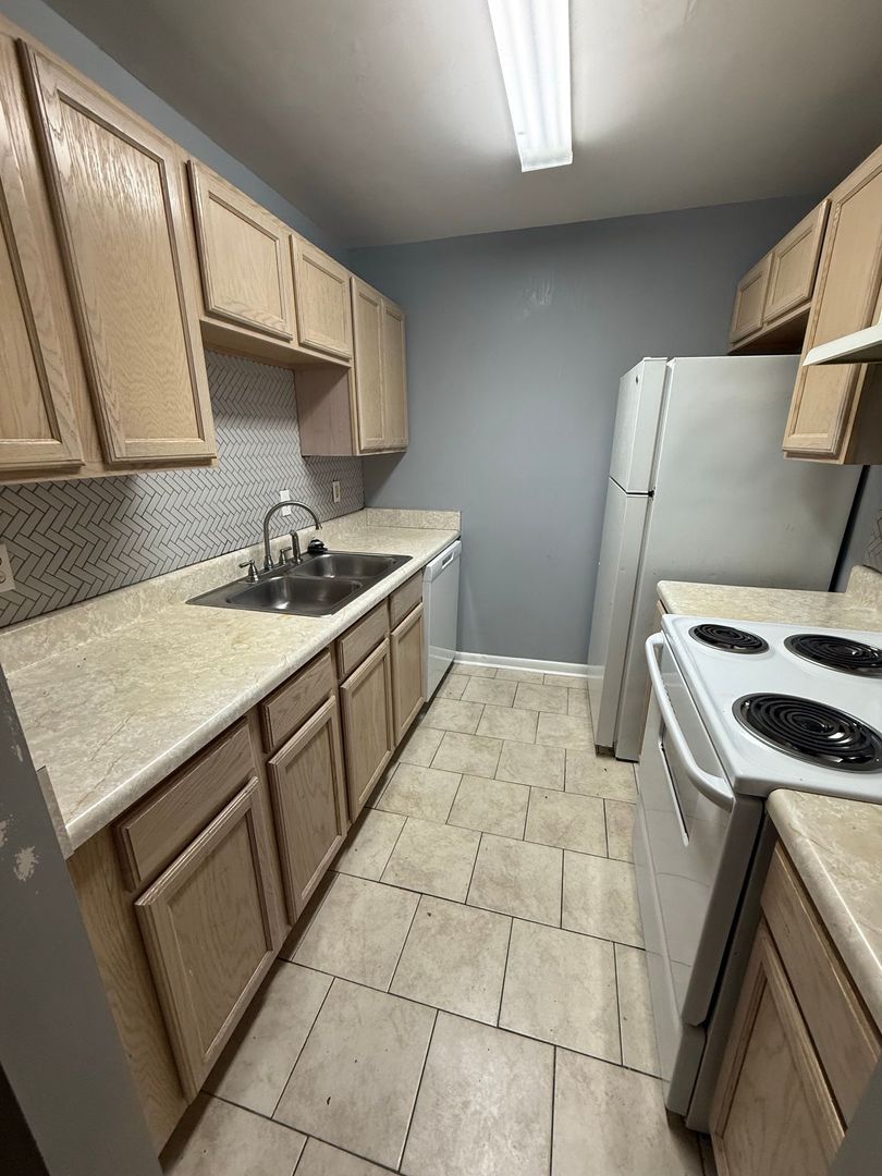 Columbia House: 1208 Bushriver Rd