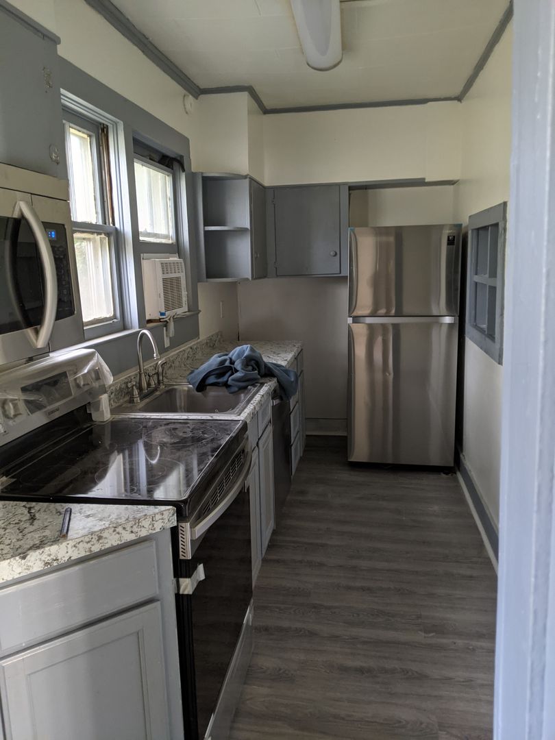 Laurens Apartment: 213 Jones Street