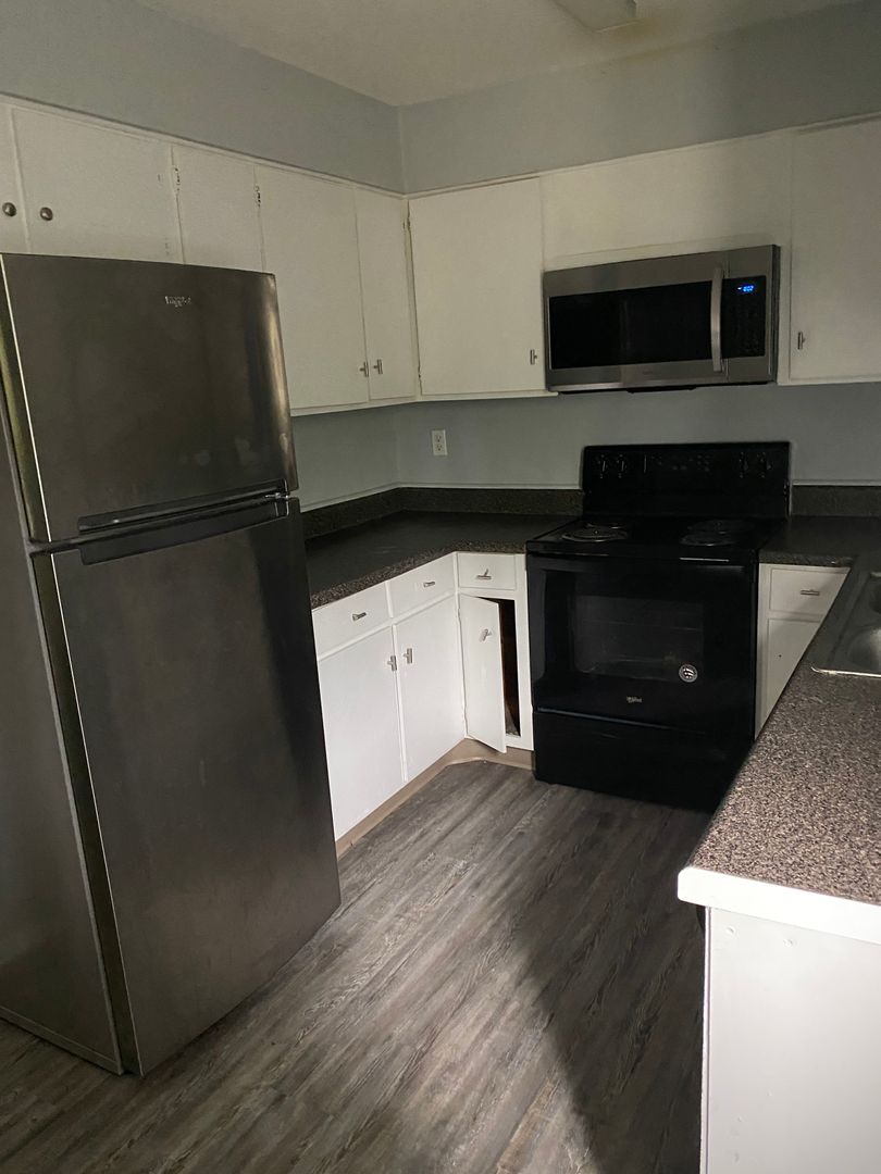 Columbia Apartment: 601 Riverhill Circle